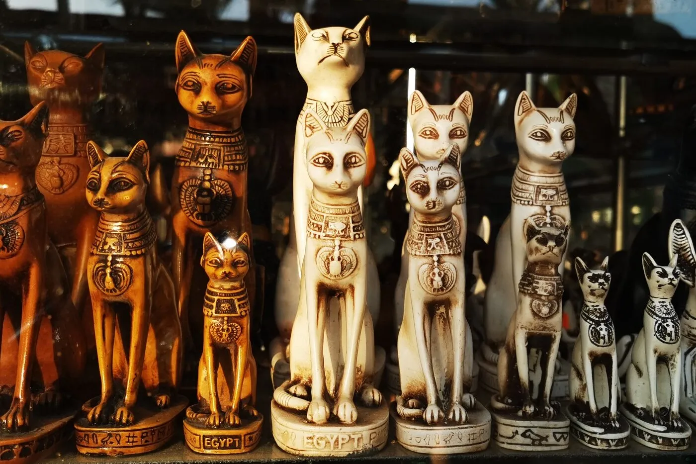 katzenfiguren bastet als souvenir in &auml;gypten